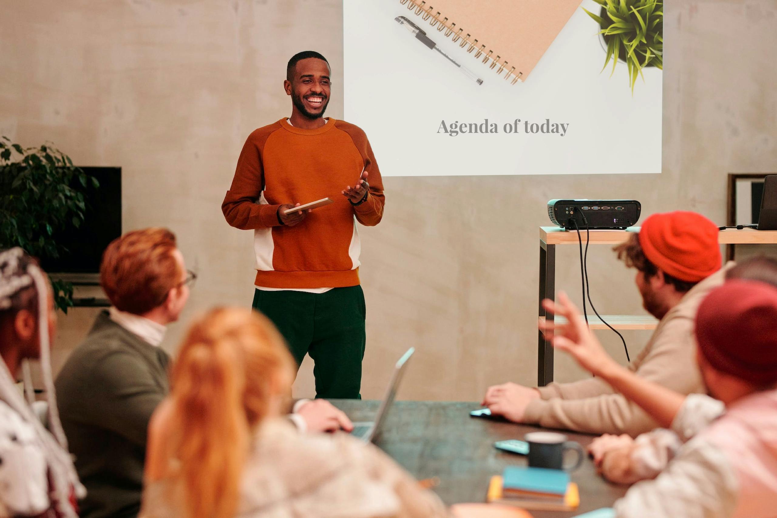 Man presenting in front of group with beamer